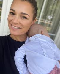Nonostante la nascita di due figli, louis thomas e david lee che oggi hanno rispettivamente 13 e 11 anni, il loro matrimonio naufragò. Alena Seredova Eta Altezza Peso Figli Con Buffon Compagno Figlia