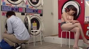 洗濯バサミでちくびをギュッと締める 激痛の快感