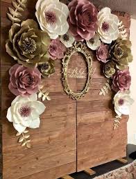 Animal print en uñas doradas. This Pin Was Discovered By Sab Paper Flowers Flower Backdrop Paper Flower Backdrop