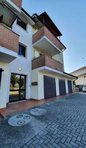 Cerca nel portale portaleagenzieimmobiliari.it troverai tantissimi annunci di case, appartamenti, ville, uffici, negozi e capannoni con foto, video e piantine inseriti da agenti immobiliari professionisti a porto mantovano. Case In Vendita A Porto Mantovano Mn