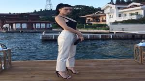 Merve boluğur ve hakan sabancı aşkına ilk yorum sabancı'nın bir dönem birlikte olduğu eski sevgilisi aslı karalar'dan geldi. Merve Bolugur Ve Hakan Sabanci Nin Yeni Mekani Yali Oldu Ucankus