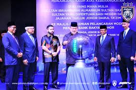 Sultan i̇brahim, tahttan indirildiğini bildiren ulema ile uzun bir münazarada bulundu ve yaptıklarının memlekete ihanet olduğunu yüzlerine karşı söyledi. Rumah Rakyat Johor Sultan Ibrahim Micro Usb N