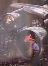 1980s Mechanics Overhal Two Engines On A Boeing 747 At Pan Am S Jet Center Maintenance Base At Jfk Airport In New Aviation Mechanic Boeing 747 Aircraft Engine