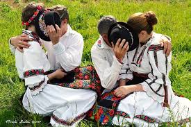 Tot de dragobete, tinerii îmbrăcaţi în straie de sărbătoare culeg ghiocei pentru cǎ, după tradiţie, câţi ghiocei aduci acasǎ, atâţia pui de cloşcă vei avea în ogradǎ în timpul anului dacă eşti împreună cu cel pe care îl iubeşti în ziua de dragobete, fie şi pentru câteva clipe, veţi fi împreună tot anul. Azi E Dragobetele Se SÄƒrutÄƒ Fetele Obiceiuri TradiÈ›ii È™i SuperstiÈ›ii De Dragobete