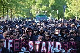 Ce sont des groupuscules vêtus de noir, portant masques par extension, les groupes les plus virulents de militants anarchistes ou autonomes ont été depuis baptisés black blocs par les policiers. Black Bloc Wikipedia