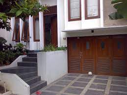 Sahabat desain rumah minimalis, di episode desain rumah kali ini kami akan membagikandesain rumah minimalis di lahan 8x15 rumah 1 lantai 3 kamar tidur dan garasi.pada episode kali ini kami membagikan gambaran perspektif rumah yang disertai denah pembagian ruang termasuk interior maupun exterior rumah. Desain Rumah Garasi Bawah Tanah Situs Properti Indonesia