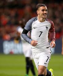 Soccer players haircuts are never over the top styles for their fans. 21 Famous Soccer Player Haircuts 2019 Update Menshaircutstyle