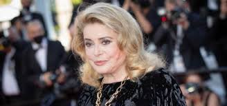 She was also one of the first french actresses to forge a career in dubbing, becoming the french voice of actresses including olivia de havilland, judy garland and esther williams. Zw72yksryru0jm
