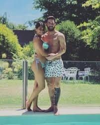 Antonella roccuzzo is an argentinian wife of fútbol (soccer) legend lionel messi. Lionel Messi Shows Off His 6 Packs Cuddles Antonella Roccuzzo In Bikini Photos