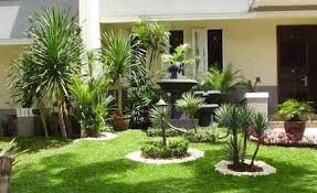 Taman rumah mewah terlihat lebih cantik dengan kehadiran rumput, tanaman, lampu taman, hingga pergola. Jasa Pembuatan Desain Taman Minimalis Depan Rumah