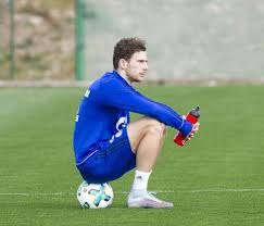 6 ft 0½ in or 184 cm. Leon Goretzka Birthday Real Name Age Weight Height Family Contact Details Girlfriend S Bio More Notednames