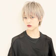 ハイレベルカラーのウルフショート かっこいい女性スタイルです ヘアカット ショートボブ ヘアスタイル