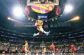 Lebron james can still remind us that he could have won an nba dunk contest if he had entered, and that he'd. Lakers Nation On Twitter Lebron James Reflects On Identical Kobe Bryant Reverse Windmill Dunk Vs Rockets Https T Co 74bpnog4vx