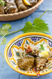 Rezept Fur Gefullte Weinblatter Mit Zitrone Und Erfrischendem Knoblauch Gurken Dip Madam Rote Rube Die Landkuche Rezept Lebensmittel Essen Ruben Gefullte Weinblatter