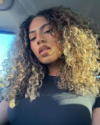 Need to take more selfies. • • @mielleorganics • • #curlygirl #explore  #explorepage #model #texas #curls