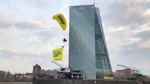 Laut greenpeace hätte die ganze aktion eigentlich anders ablaufen sollen. Greenpeace Protestiert Mit Gleitschirmflieger Gegen Ezb Politik