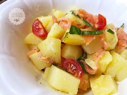 Facciamo scaldare l'olio di oliva in una padella, rosoliamo il salmone un paio di minuti per lato. Insalata Di Patate E Salmone Affumicato Ricette Al Volo