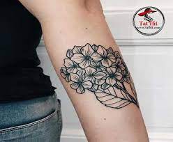 Hydrangea Tattoo Black In 2020 Tattoos Hydrangea Tattoo Flower Tattoo Arm