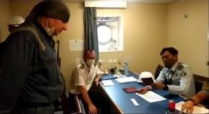 Jabatan tenaga kerja negeri perak no 2c1, 2c2, tingkat 2 blok c, bangunan persekutuan greentown, 30450 ipoh, perak darul ridzuan. Petugas Imigrasi Tanjung Perak Larang Abk Kapal Asing Turun Dari Kapal Bagian 1