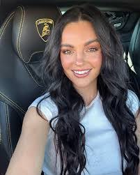 Niki Jensen's Instagram, Twitter & Facebook