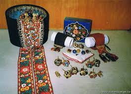 siebenburgisch sachsische trachten aus streitfort altland repser gegend siebenburgen perlenborten und bockelnadeln aus streit siebenburgen rumanien sachsisch