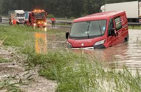 Maybe you would like to learn more about one of these? Uberschwemmungen In Oberbayern Hochwasser Nach Starken Regenfallen A8 Gesperrt Panorama Stuttgarter Nachrichten