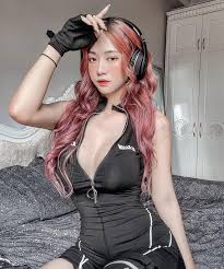 Tại đây, hot tiktoker thu hút sự chú ý vì phong cách ăn mặc. Qjwl5encjfxk5m