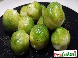 Ecco come potete fare laviamo i cavolini di bruxelles sotto l'acqua corrente fredda ed eliminiamo le eventuali foglie ingiallite. Ricetta Cavolini Di Bruxelles Lessi Ricette Di Fragolosi