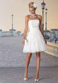 Selektiere über den filter nach silhouette, material, farbe und ausschnitt deiner wahl! Kurze Brautkleider Mit Und Naturlich Ohne Schleppe Der Beliebtesten Brautmoden Kollektionen In Uns Kurzes Hochzeitskleid Brautkleid Kurz Hochzeitsgast Kleidung