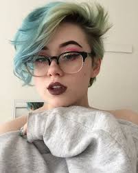 Tousled short do show off your features with this amazing short hairstyle. Pin By Rhonda Lee Lother On Beautiful People Blue Ombre Hair Hair Styles Short Hair Styles