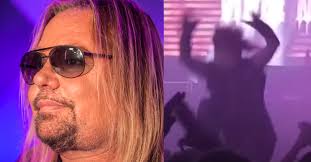 Mötley Crüe, Vince Neil è caduto dal palco: si è rotto le costole ed è  stato portato in ospedale. Guarda il video