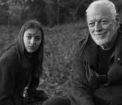 Скачивай и слушай david gilmour comfortably numb и david gilmour the blue на zvooq.online! David Gilmour S Daughter Looks Like A Young Version Of Him From His Wife S Instagram Pinkfloyd