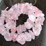 Кому подходит розовый кварц — магические свойства камня для ...