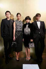 ドルチェ ガッバーナ dolce gabbana の新旗艦店が9月10日 旧ミュウミュウ青山店跡地にオープンした デザインスタジオ キュリオシティ代表のグエナエル ニコラによるデザインの下 世界初のコンセプトで作られた店内は 真っ暗な空間の 天井から400個以上の可動式