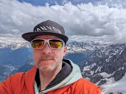 We past this smoking fire and decided to pour water over it, just as well  as the flames started back up within seconds😞😞😞