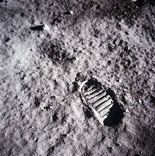 Resultado de imagem para neil armstrong na lua