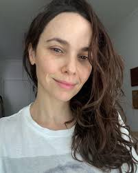 Débora Falabella posta selfie de cara limpa e mostra beleza natural:  Perfeita