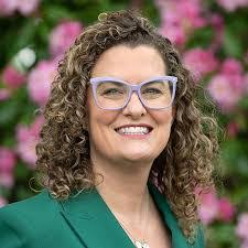 Erin Earle's Instagram, Twitter & Facebook