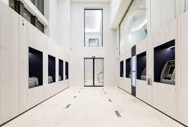 Markus rammes (l.), sprecher der geschäftsleitung der deutschen bank in hannover, und filialdirektor michael hobusch vor der historischen fassade, die einen neuen kern erhalten hat. Deutsche Bank Hannover By Umdasch