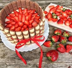 My Birthday Tiramisu Cake W White Kinder Buenos And Strawberries Eten Taart