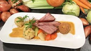 Rezept Von Andreas Geitl Kalbshaxe Mit Gemuse Und Semmelknodelinos Br De Food Gnocchi Beef