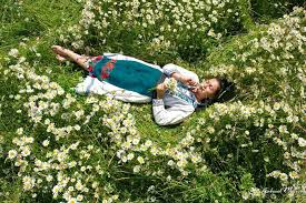 Sunt ielele, ielele, nebunele sunt ielele, ielele, nebunele si trupurile lor pe pamantul gol in padurea cu fosnetul aiurea aprinde luna, asculta furtuna r: Spre Deosebire De Alte Personaje Mitice Ca Ielele Si Rusaliile Sanzienele DrÄƒgaicele Sunt Binevoitoare Omului Aduc Fertilitat High Society Society Sports