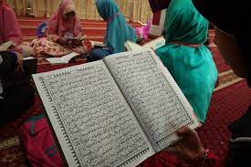 Bulan ramadhan adalah bulan alquran , maka dari itu hendaknya seorang kedua, membaca lafzhiyyah, yakni membaca lafaznya. 3 Keutamaan Tadarus Al Quran Di Bulan Ramadhan Yang Perlu Anda Diketahui Halaman All Kompas Com