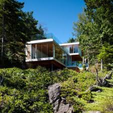 A remote luxury lakehouse with modern architecture. Lake Homes Ideas Trendir