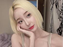 Danh tính hot girl cổ vũ Hàn Quốc làm bao chàng trai si mê