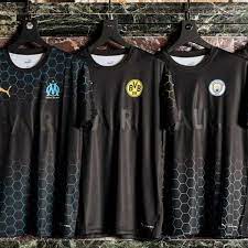 Andere wiederum schwelgen in erinnerung. Bvb Fans Rennen Borussia Dortmund Wegen Spezial Trikot Die Bude Ein Bvb