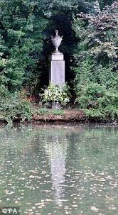 Am august jährt sich dianas todestag zum mal. Lady Diana Grab Fotos Bei Schloss Cobenzl Lady Diana Denkmal Offentliches Kunstwerk In Vienna Prenses Diana Ne Zaman Ve Nasil Oldu Terpaa