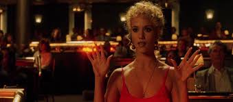 Han pasado los años y, de forma más que justa, showgirls se ha convertido en una cinta de culto entre los más cinéfilos. The 25 Year Cult Of Showgirls A Trash Masterpiece And A Masterpiece Of Shit At Once