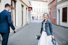 Maybe you would like to learn more about one of these? Andrea Stefan Eine Hochzeitsfeier Mit Chucks Und Jeansjacke In Erfurt