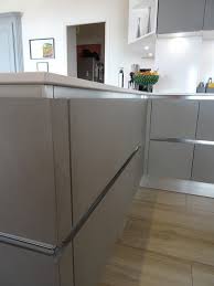 Enduisez votre plan de travail d'une couche de primaire d'adhérence appliquez ensuite une première couche de béton ciré Cuisine Moderne En Beton Cire Et Plan De Travail En Quartz Blanc Minimalistisch Kuche Marseille Von Cuisine Connexion